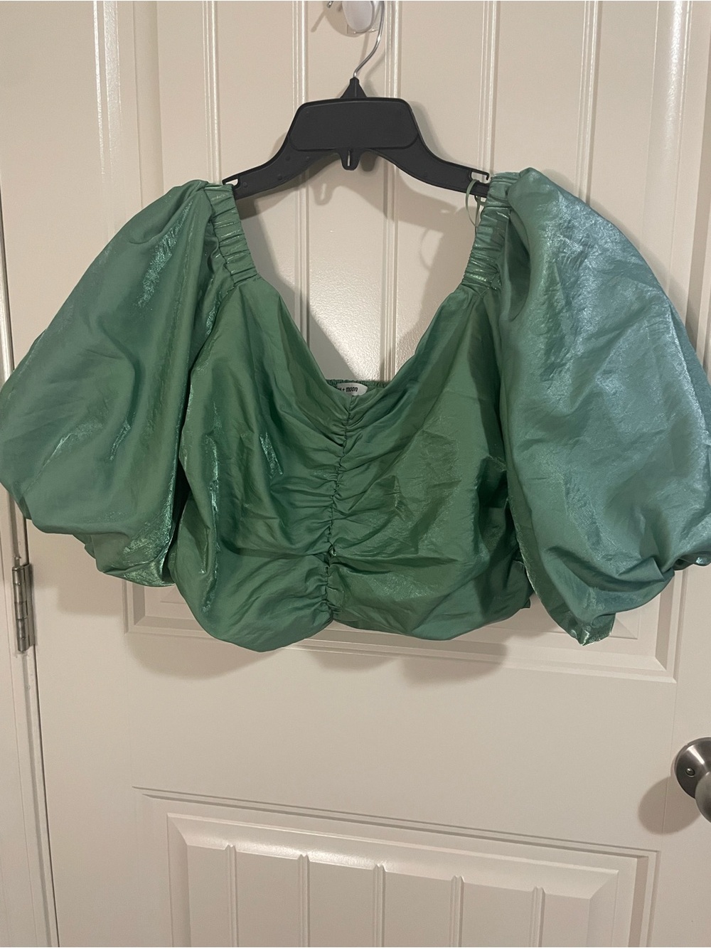 Off-Shoulder Green Puff-Sleeve Crop Top - Picture 3 of 7
